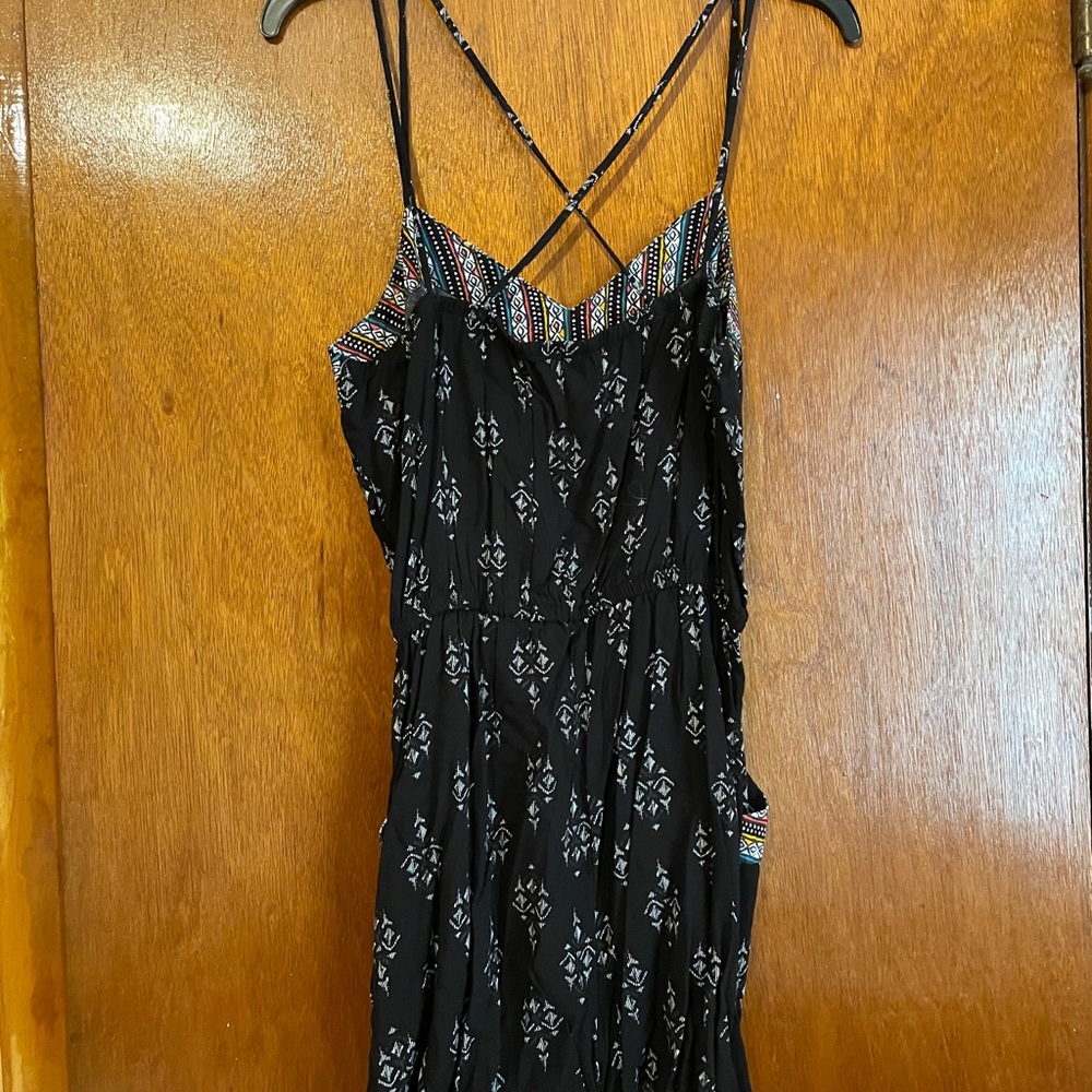 Mudd black/white patterned strappy romper. Size: Juniors Medium. NEW: with tag